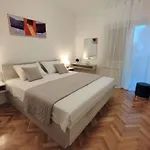 In 5464 Apartment *